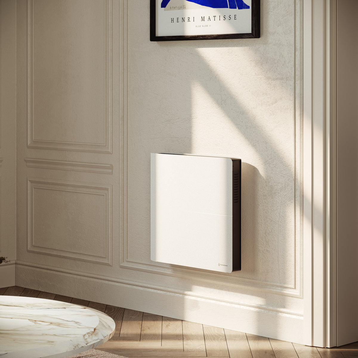 Gros plan sur le radiateur Molia 1000W blanc fixé au mur, avec son profil fin