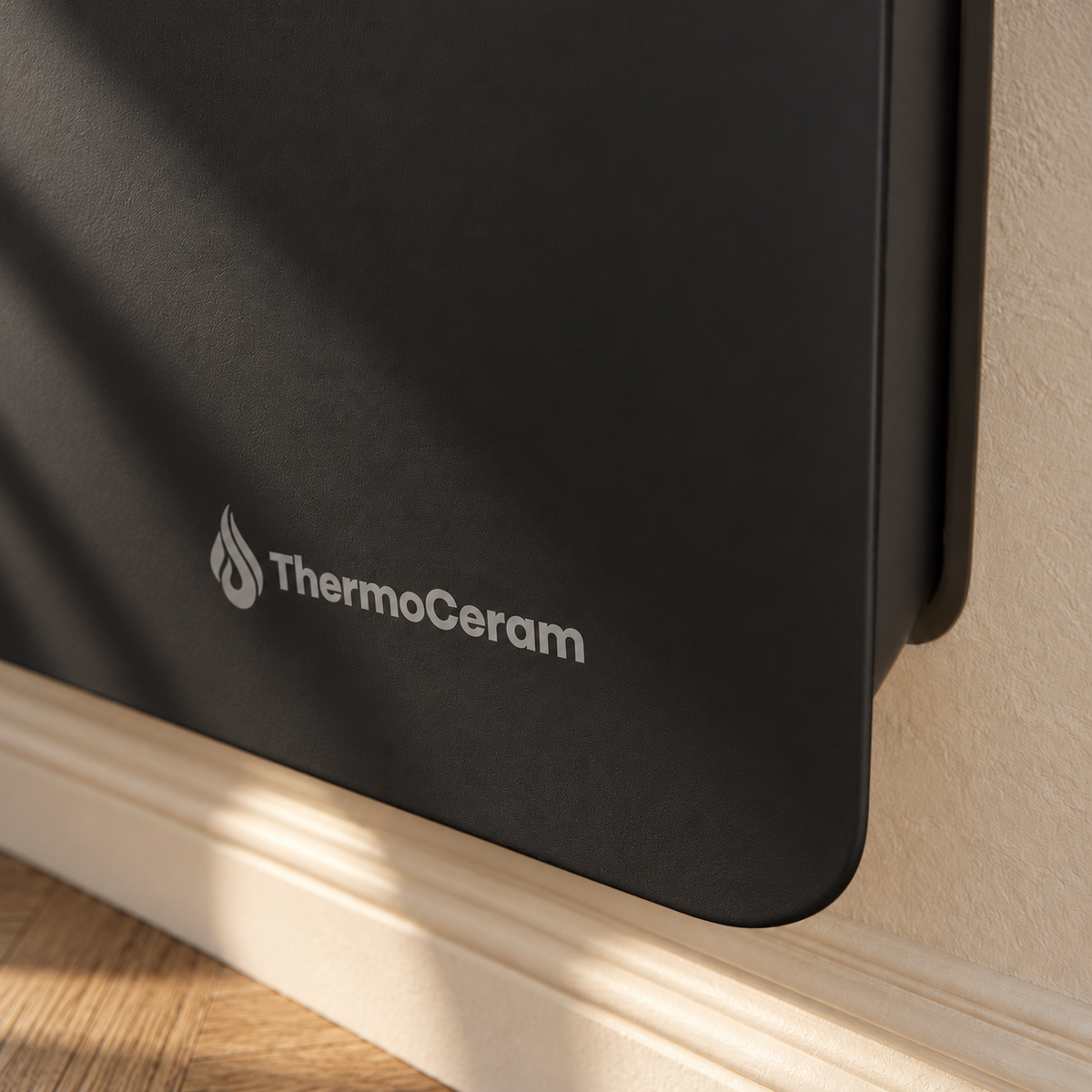 Gros plan du logo ThermoCeram et de la finition du radiateur Molia noir dans un intérieur lumineux